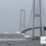 die-allure-of-the-seas-passiert-mit-minimalem-abstand-die-bruecke-ueber-den-grossen-belt-foto-dpa-